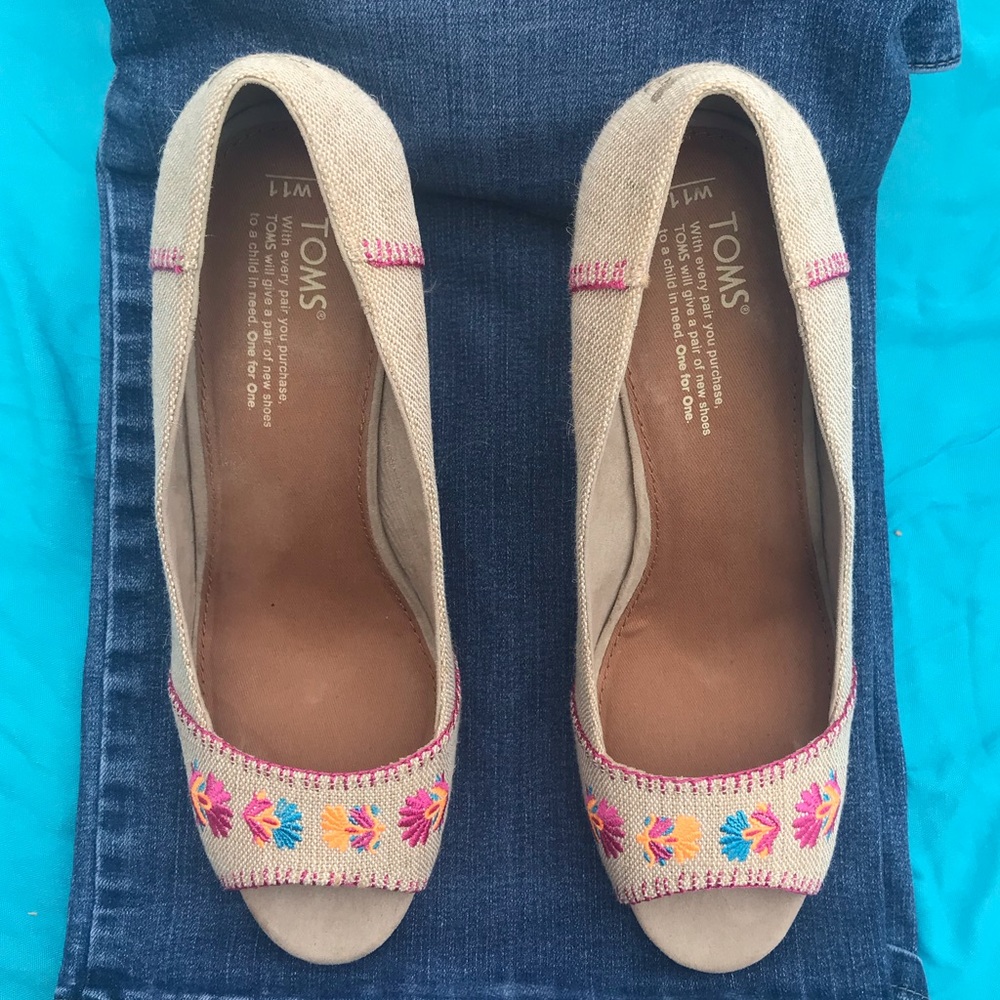 TOMS Stella Natural Burlap Embroidery Wedge
